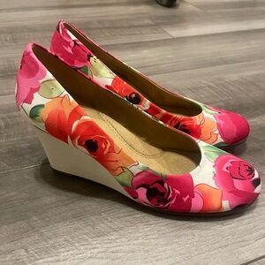 Woman’s Aerosoles Plum Tree Floral Wedge Heels Size 9.5US
